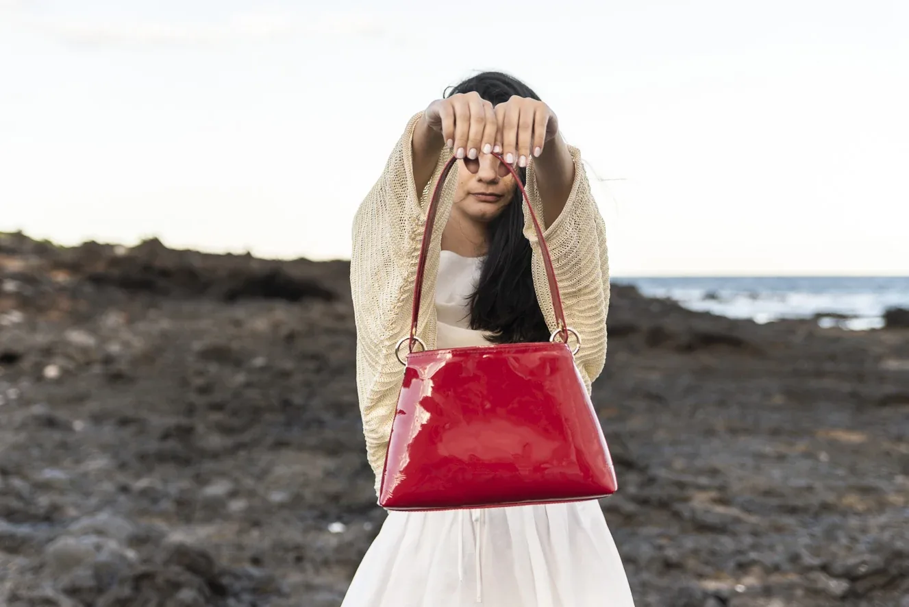 Bolso Volcano de Naledre en piel de alto brillo, colección Pasión Construida